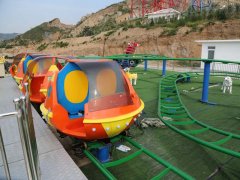 兒童在玩戶外休閑游樂設(shè)備時應(yīng)采取哪些安全預(yù)防措施？